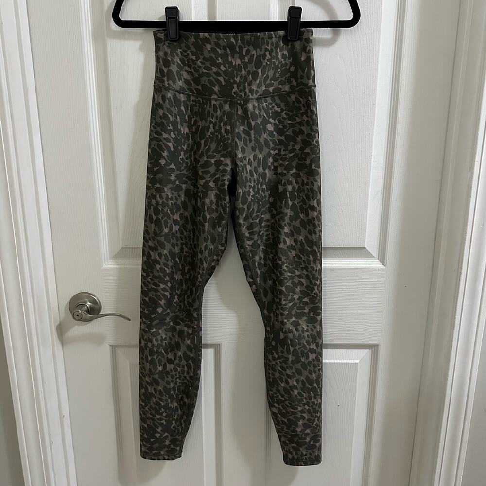 GOOD AMERICAN The Ferocious Legging in Green Mauve Leopard Print Size 1 Small - Picture 2 of 13